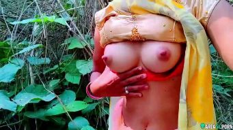 Sexy Desi Bhabhi Showing Her Tight Boobs in Jungle XXX Video