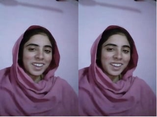 Paki Girl Shows her Pussy