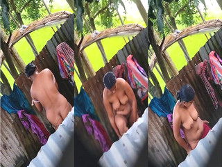 Desi Bhabhi Bathing Capture