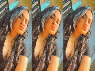 Sexy Desi Girl SHows Boobs