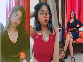 Sexy Desi Girl Shows Boobs