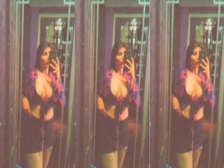 Sexy Desi girl Shows Her Boobs