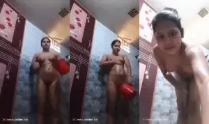 Desi Vlg Girl Shows and Bathing