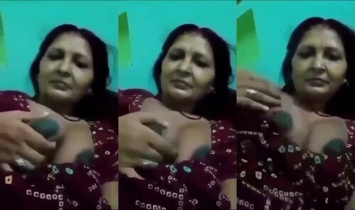 Desi Aunty Shows Boobs