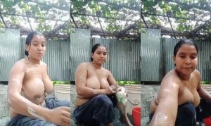 Desi Big Boob Bhabhi Bathing